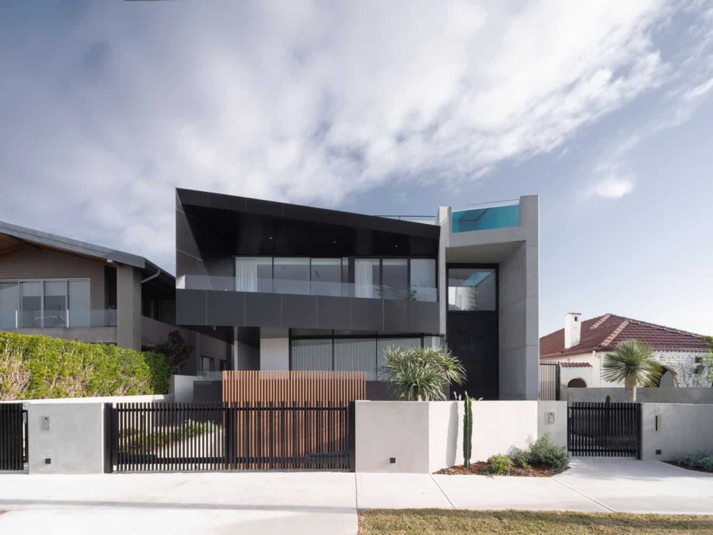 Glass Swimming Pools: Enhancing Luxury Home Aesthetics